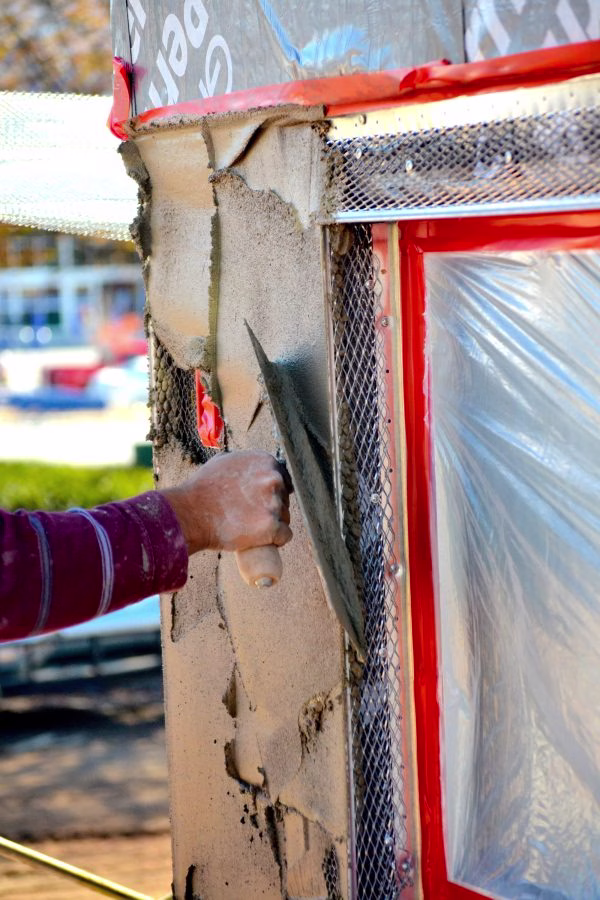 why is stucco popular in certain climates